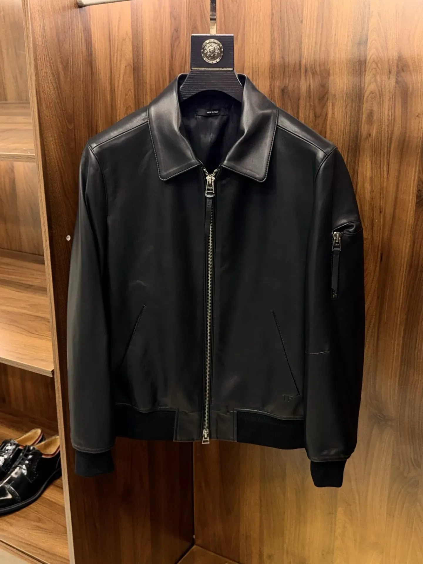 톰포드 양가죽 집업 카라 남녀공용 가죽 재킷 상세 이미지 28