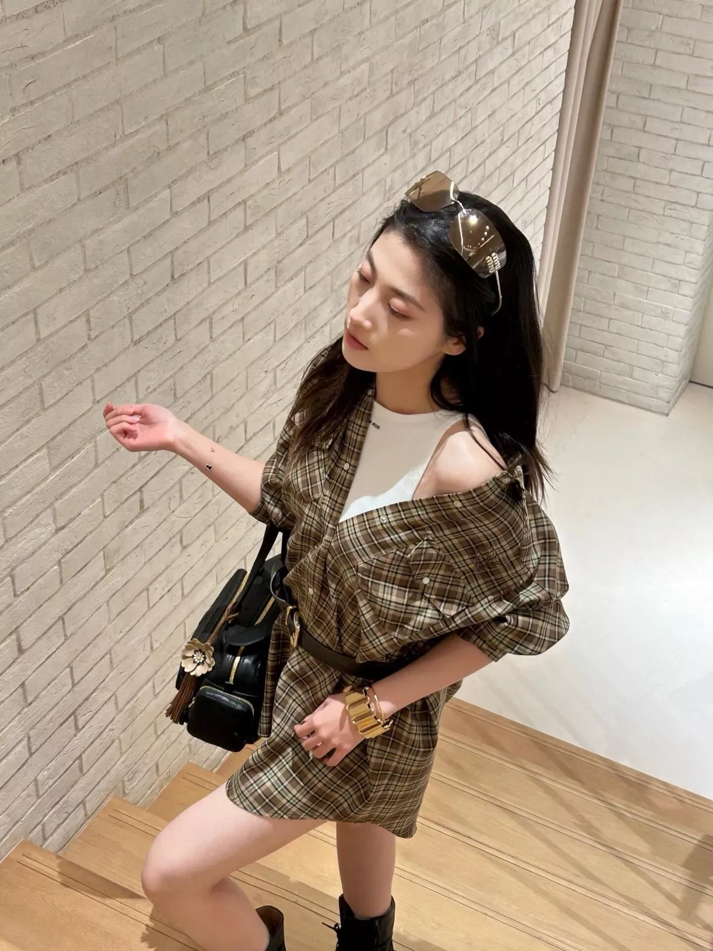 미우미우 체크 코튼 오버핏 남녀공용 긴소매 셔츠 상세 이미지 24