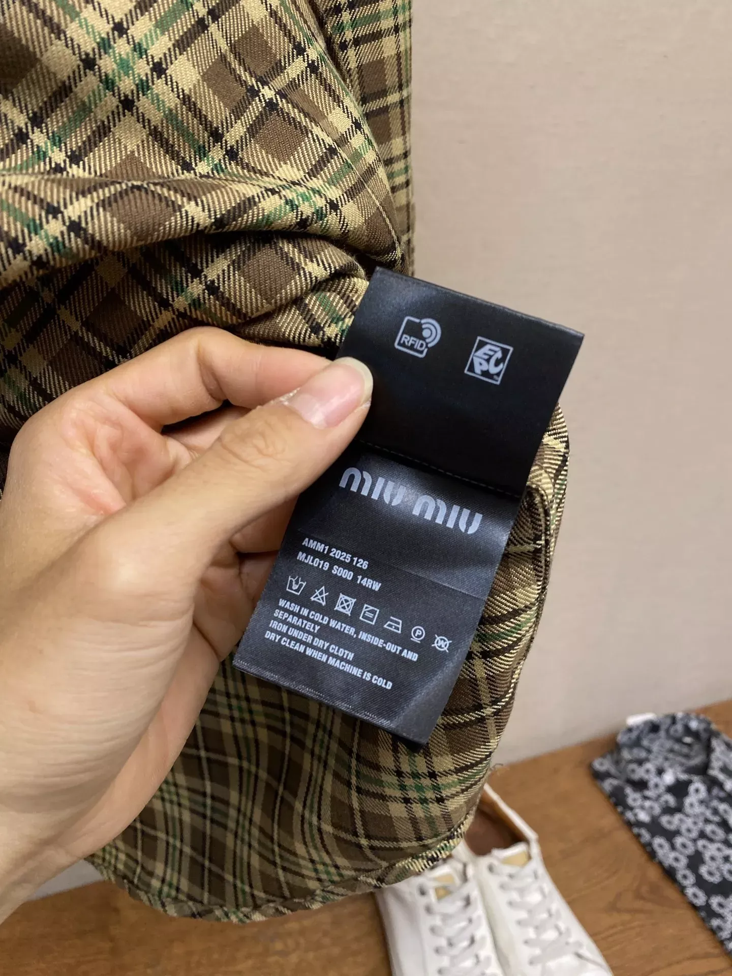 미우미우 체크 코튼 오버핏 남녀공용 긴소매 셔츠 상세 이미지 7