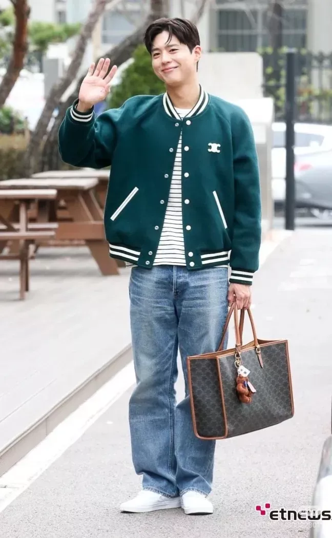 셀린느 트리옹프 울 바시티 남녀공용 버튼 재킷 상세 이미지 21