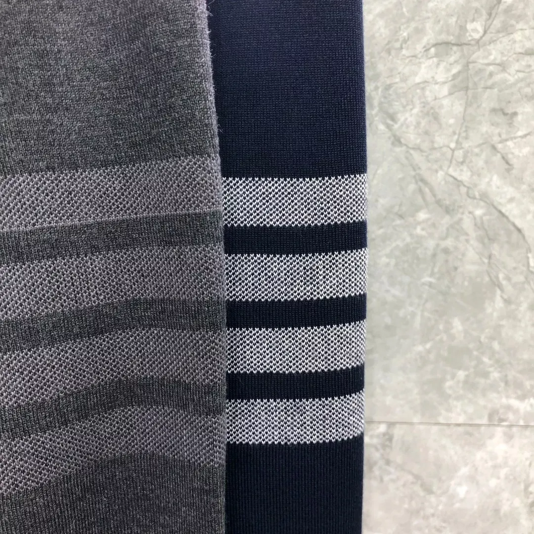 톰브라운 울 카라 사선 포인트 남녀공용 니트 재킷 상세 이미지 3