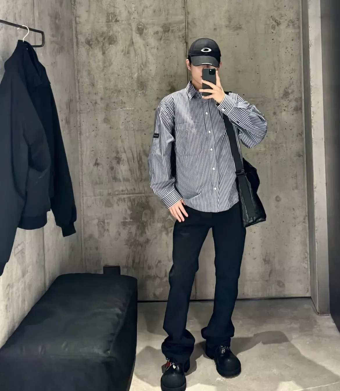 발렌시아가 스트라이프 오버핏 남녀공용 긴소매 셔츠 상세 이미지 24
