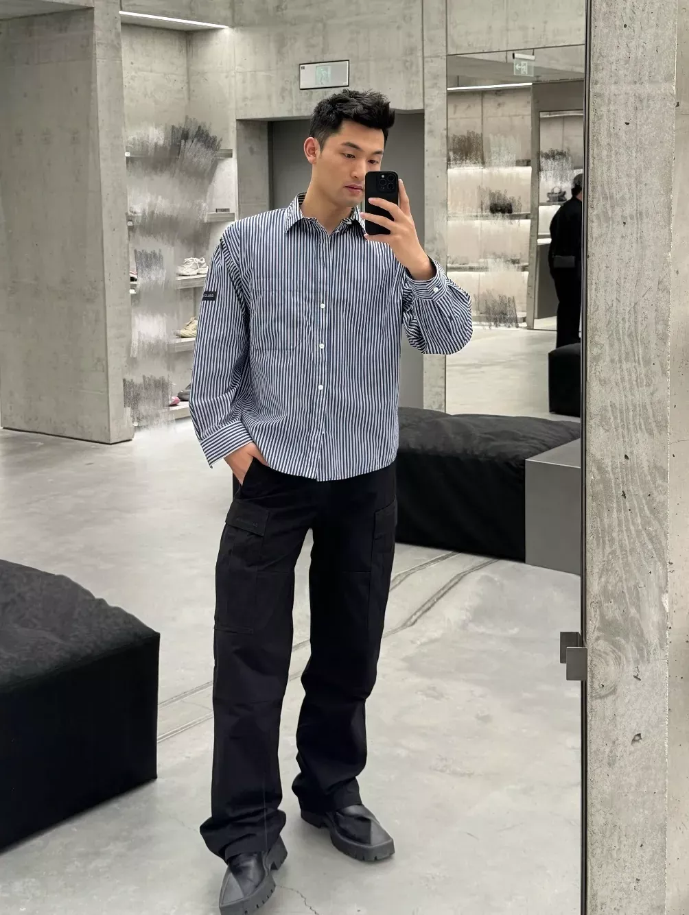 발렌시아가 스트라이프 오버핏 남녀공용 긴소매 셔츠 상세 이미지 25