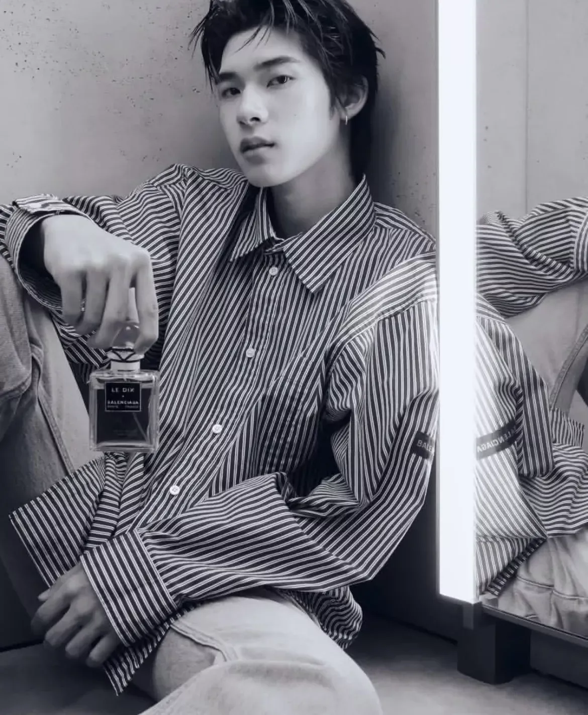 발렌시아가 스트라이프 오버핏 남녀공용 긴소매 셔츠 상세 이미지 28