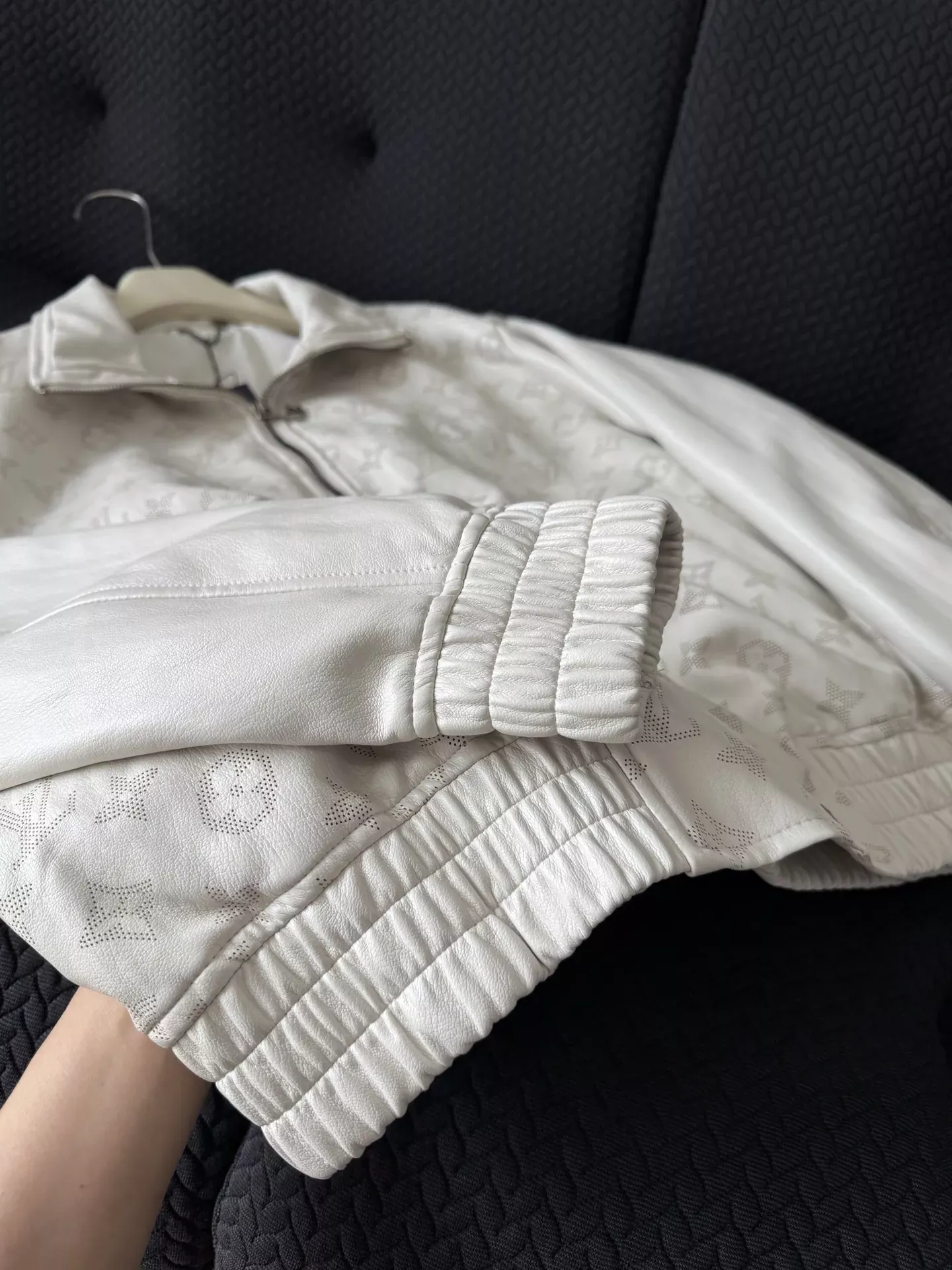 루이비통 암패턴 양가죽 스탠드칼라 남녀공용 가죽 재킷 상세 이미지 16