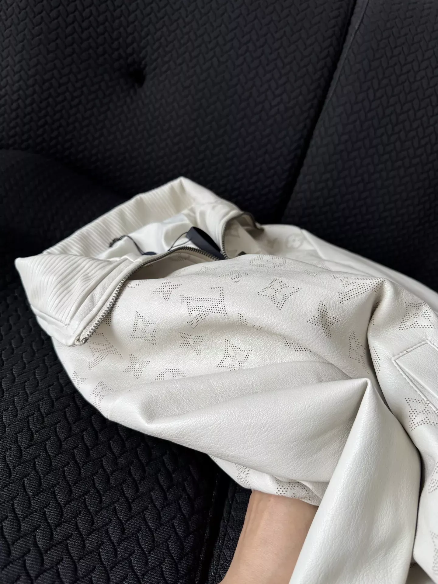 루이비통 암패턴 양가죽 스탠드칼라 남녀공용 가죽 재킷 상세 이미지 28