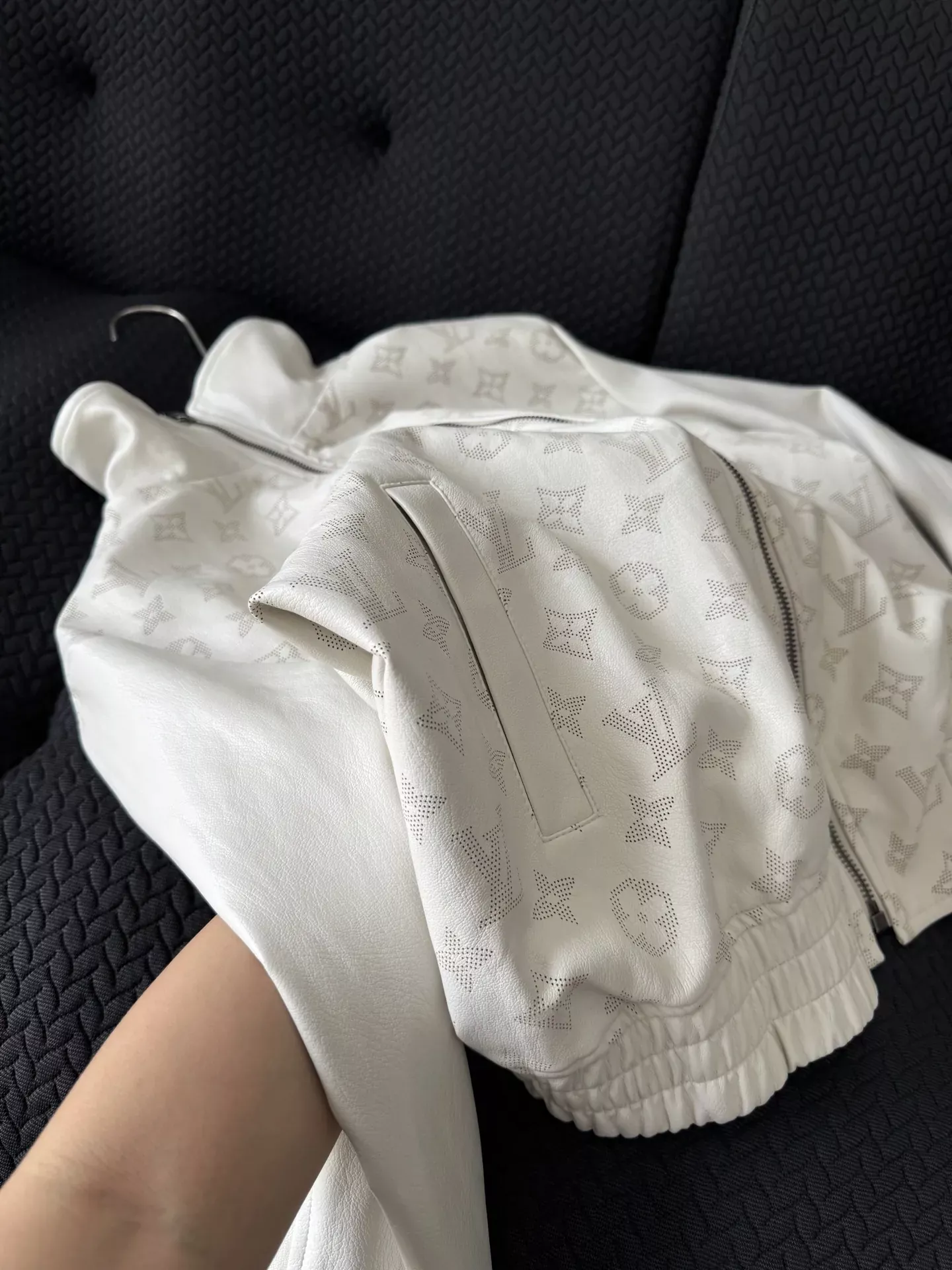 루이비통 암패턴 양가죽 스탠드칼라 남녀공용 가죽 재킷 상세 이미지 30