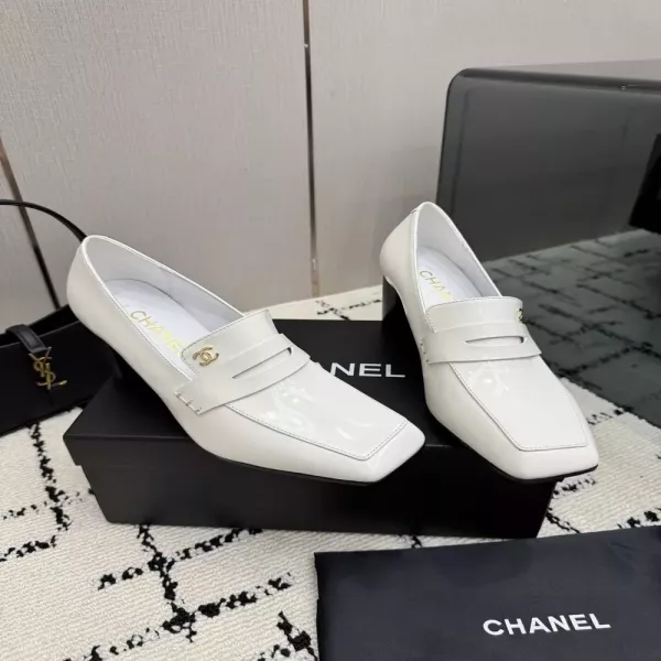 샤넬 더블 C 장식 페이턴트 여성용 펌프스