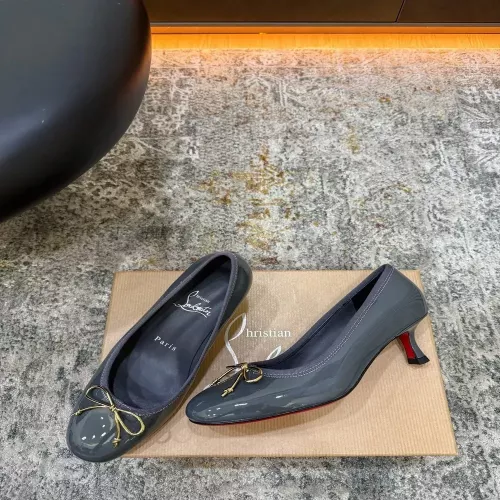 크리스찬루부탱 에나멜 양가죽 미들힐 여성용 펌프스