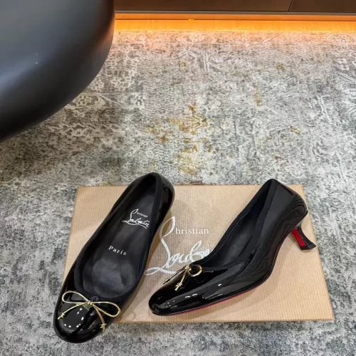 크리스찬루부탱 에나멜 가죽 미들힐 여성용 펌프스