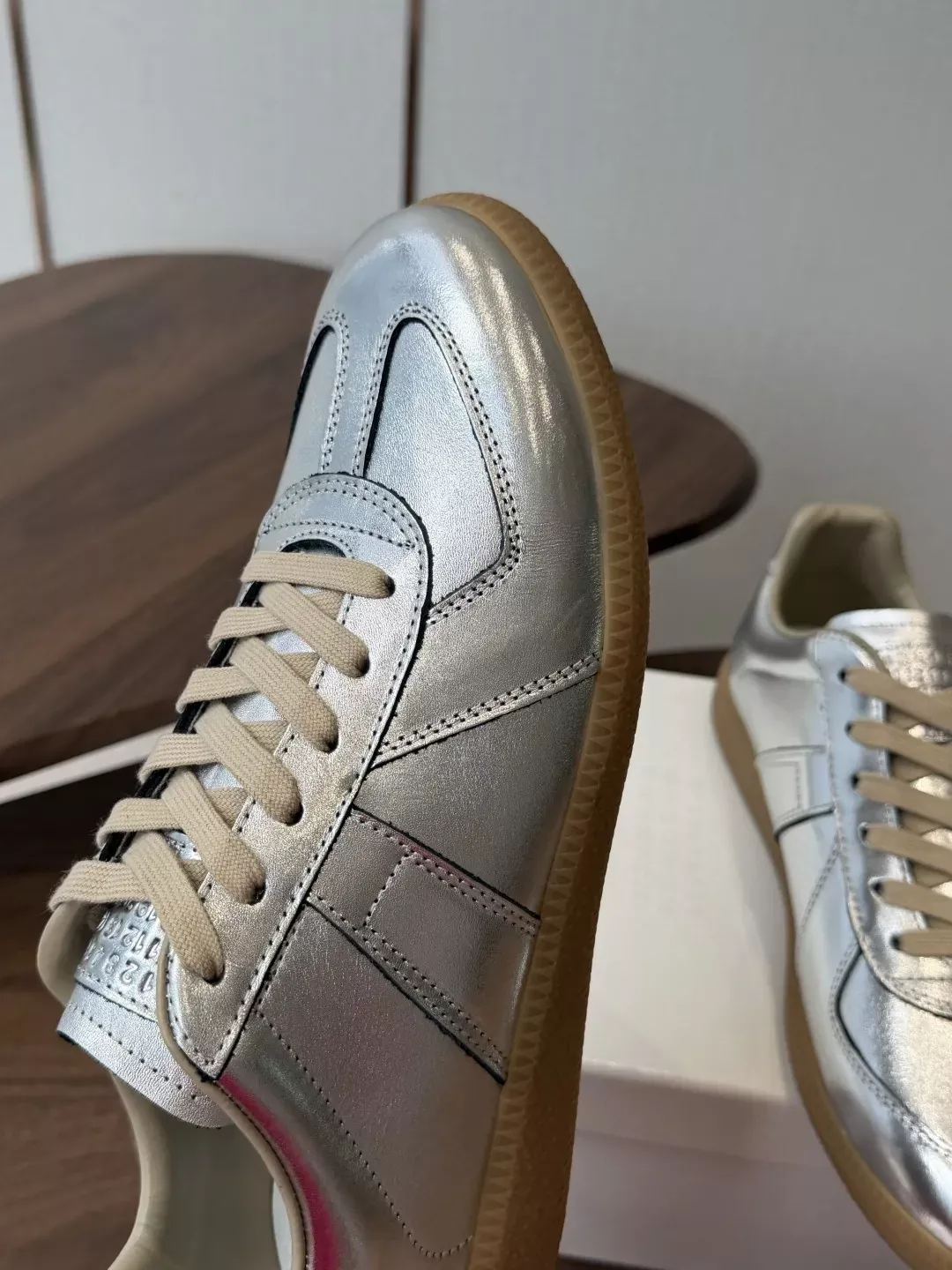 메종마르지엘라 T형 가죽 패널 남성용 레이스 로우탑 상세 이미지 6