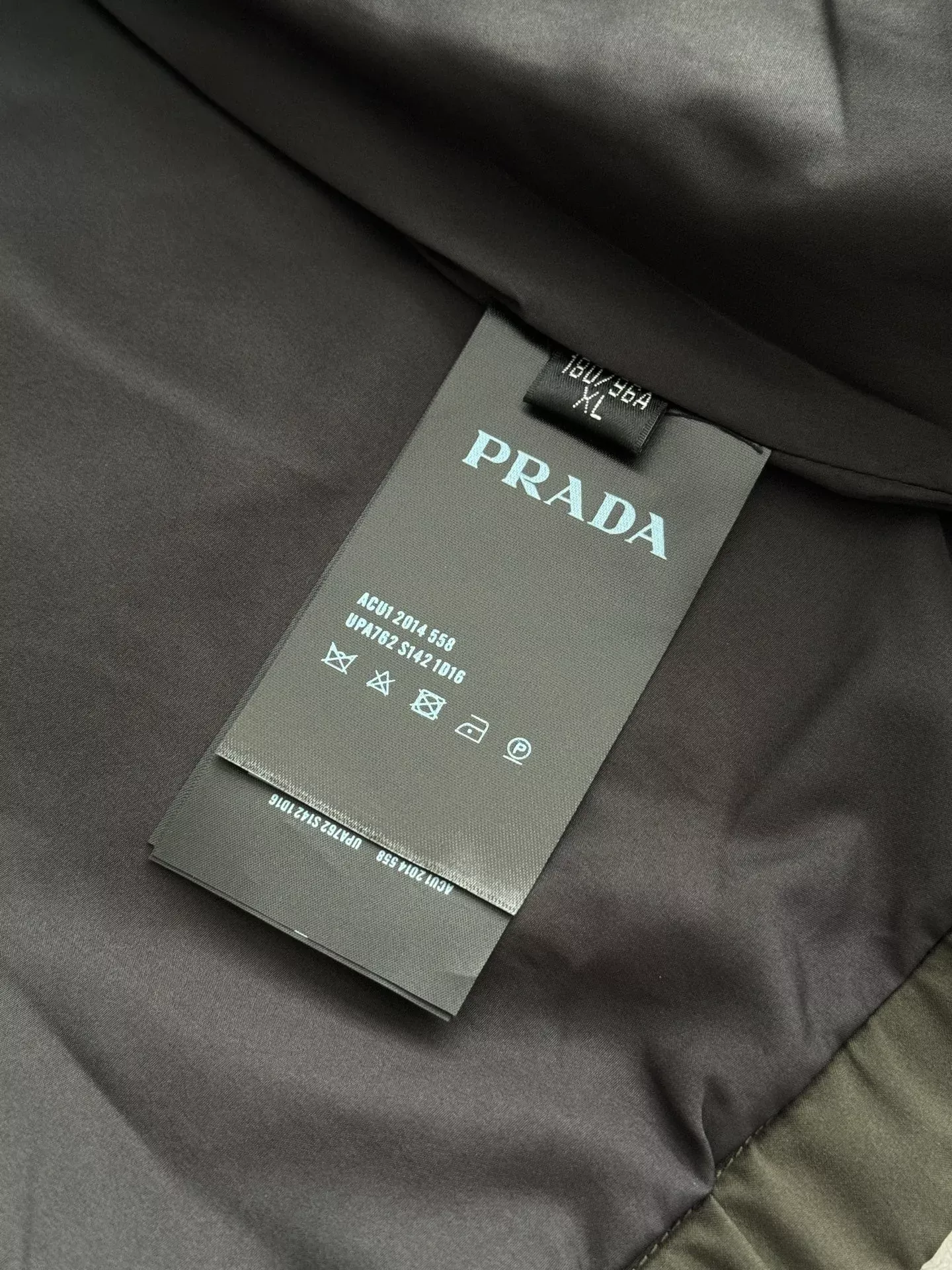 프라다 삼각 로고 후드 집업 남녀공용 후드 재킷 상세 이미지 23