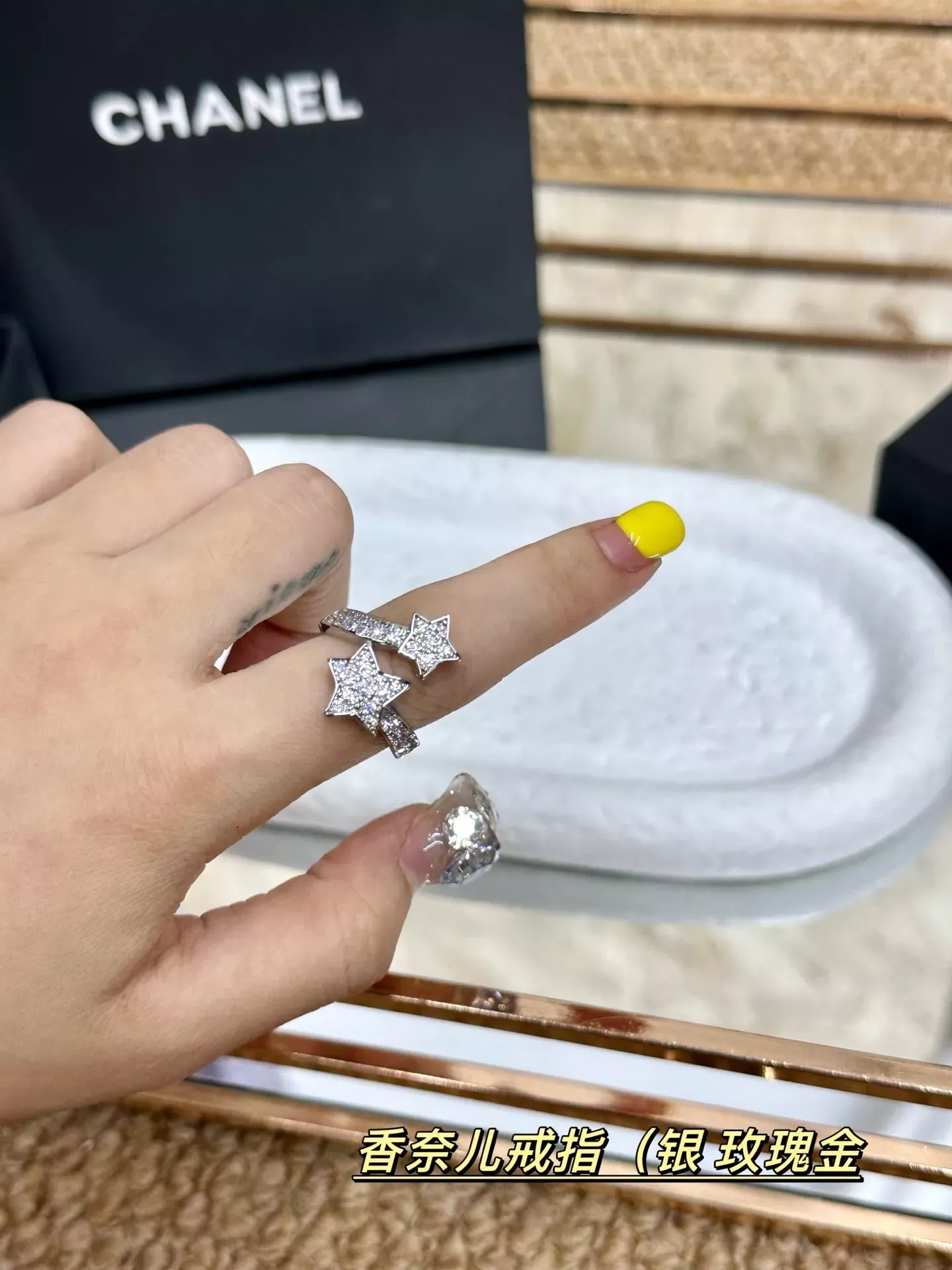 샤넬 투톤 도금 로고 장식 반지 상세 이미지 3
