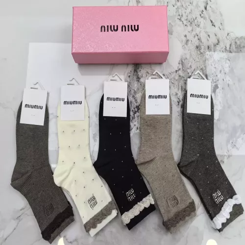 미우미우 자수 로고 레이스 여성용 장목 양말