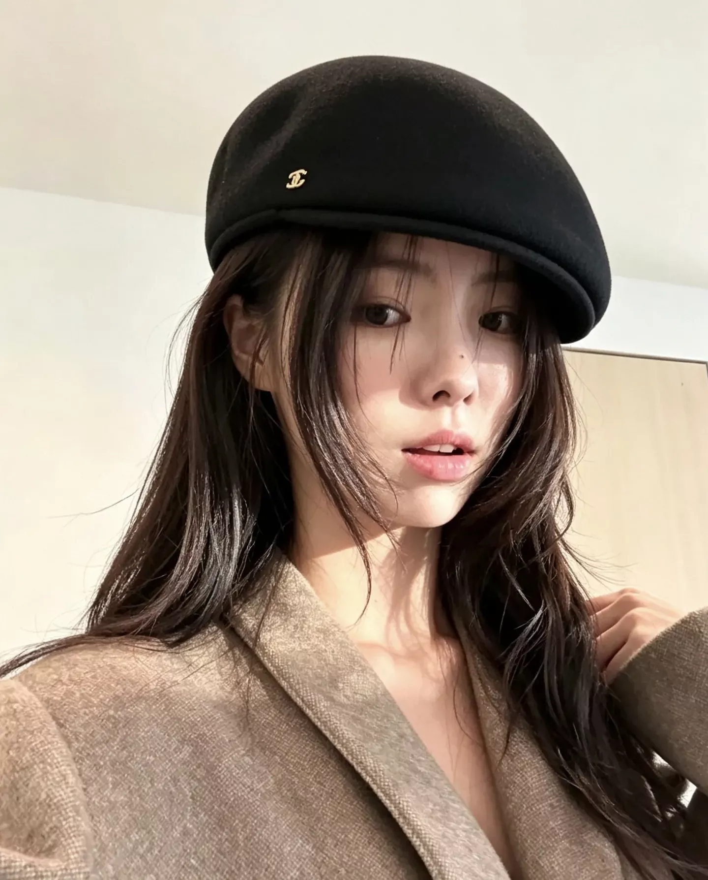 샤넬 울 소재 금속 로고 헌팅캡 상세 이미지 3