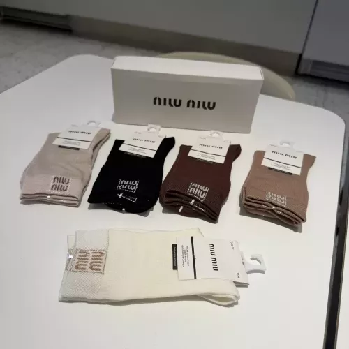 미우미우 로고 자카드 코튼 여성용 장목 양말