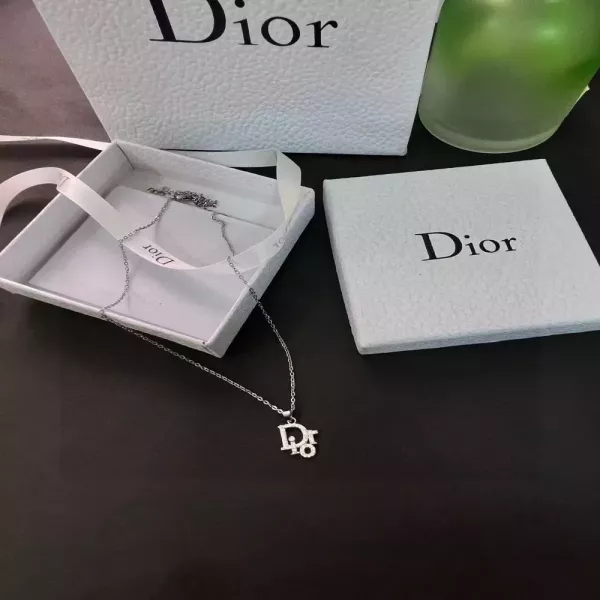 디올 큐빅 로고 펜던트 목걸이