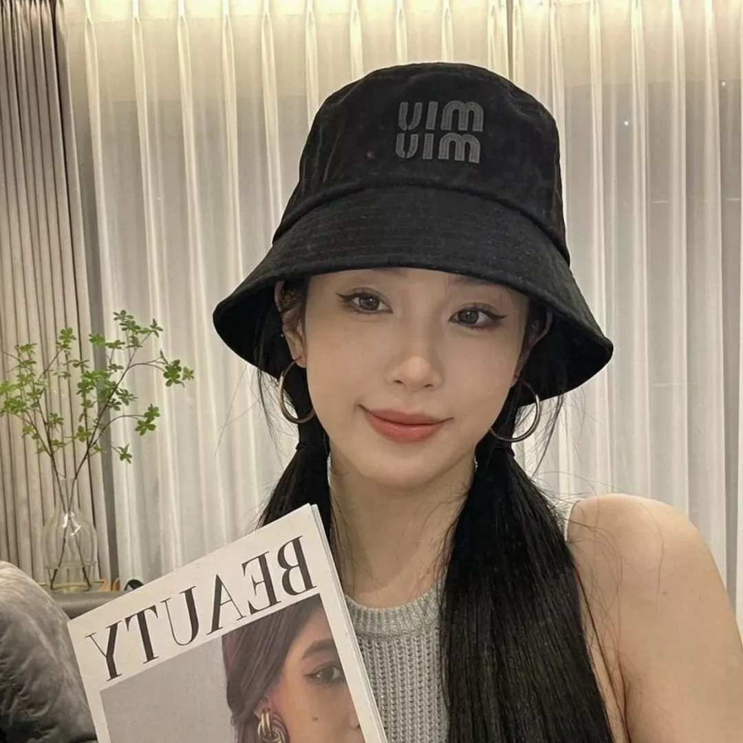 미우미우 로고 자수 코튼 버킷햇 상세 이미지 3
