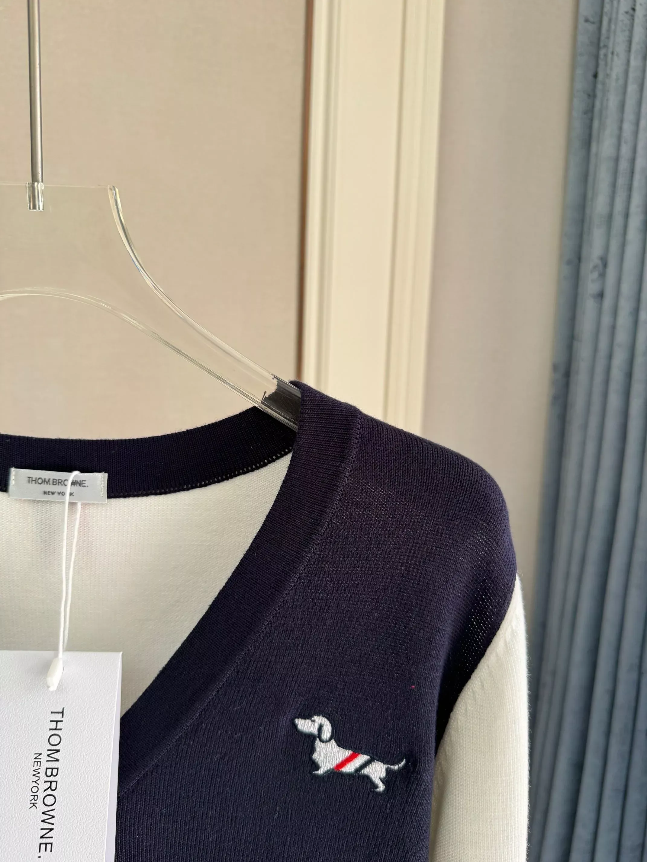 톰브라운 비대칭 배색 브이넥 여성용 긴소매 가디건 상세 이미지 2