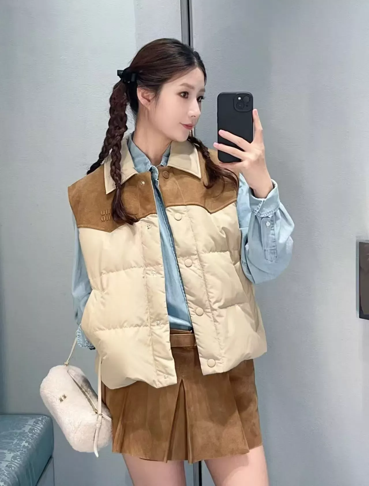 미우미우 배색 스웨이드 민소매 여성용 패딩 조끼 상세 이미지 10
