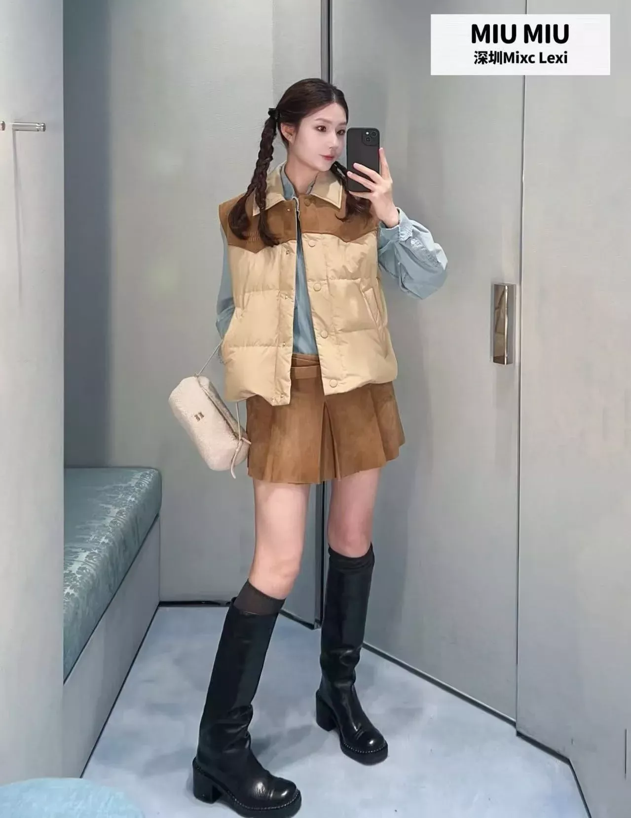 미우미우 배색 스웨이드 민소매 여성용 패딩 조끼 상세 이미지 11
