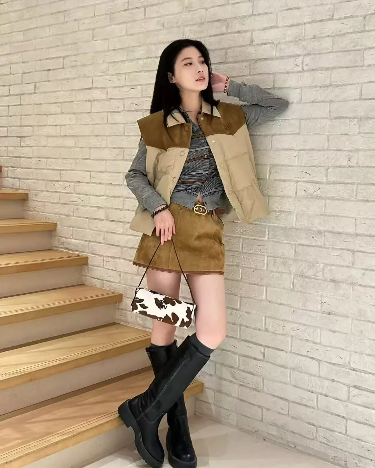 미우미우 배색 스웨이드 민소매 여성용 패딩 조끼 상세 이미지 12