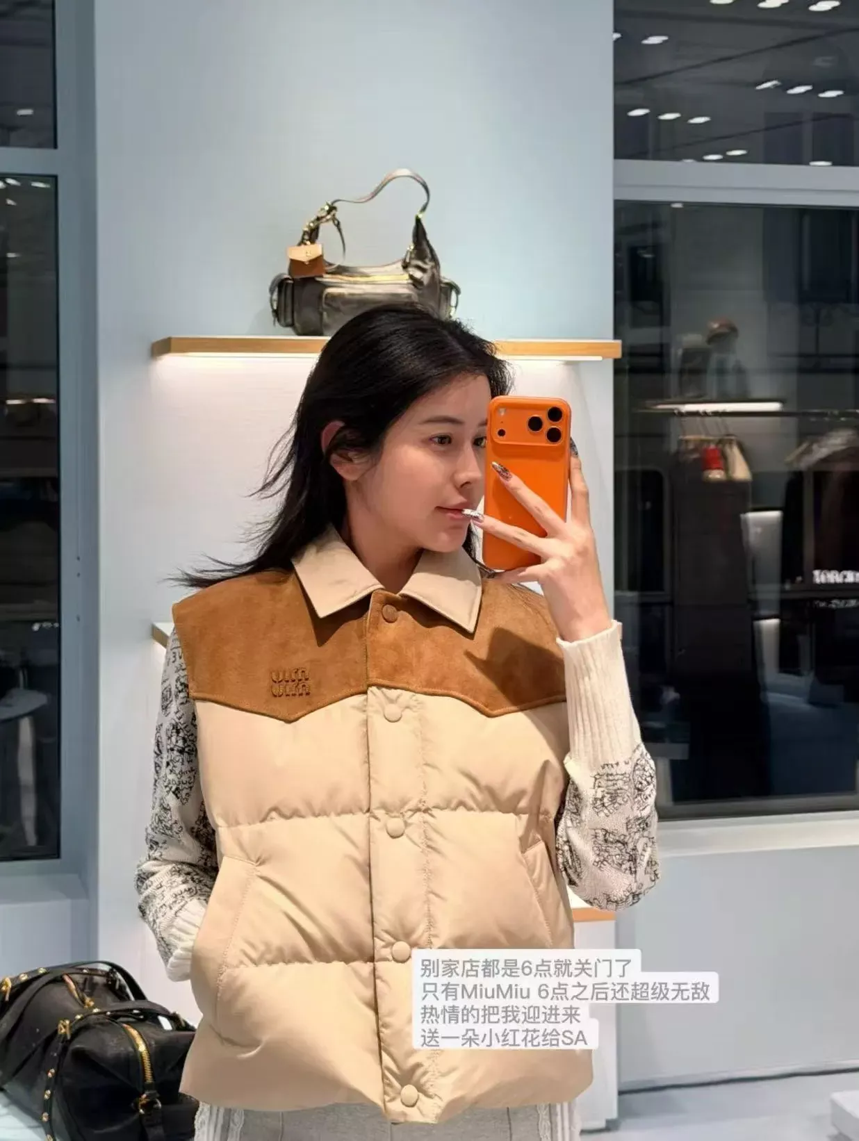 미우미우 배색 스웨이드 민소매 여성용 패딩 조끼 상세 이미지 15