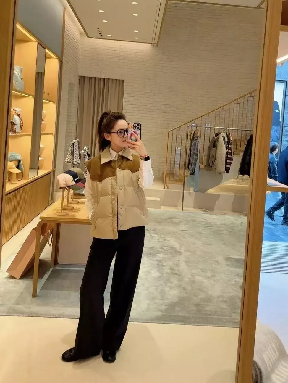 미우미우 배색 스웨이드 민소매 여성용 패딩 조끼 상세 이미지 18