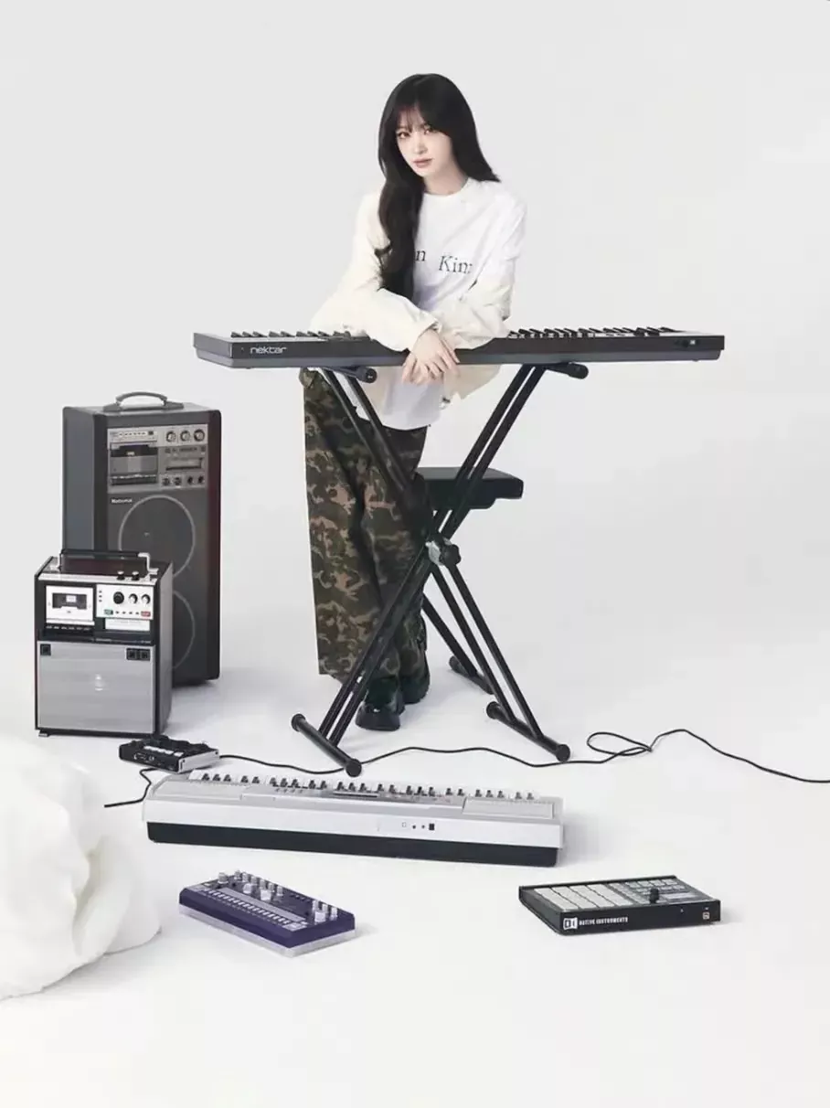 마뗑킴 해체 절개 언밸런스 여성용 긴소매 티셔츠 상세 이미지 51
