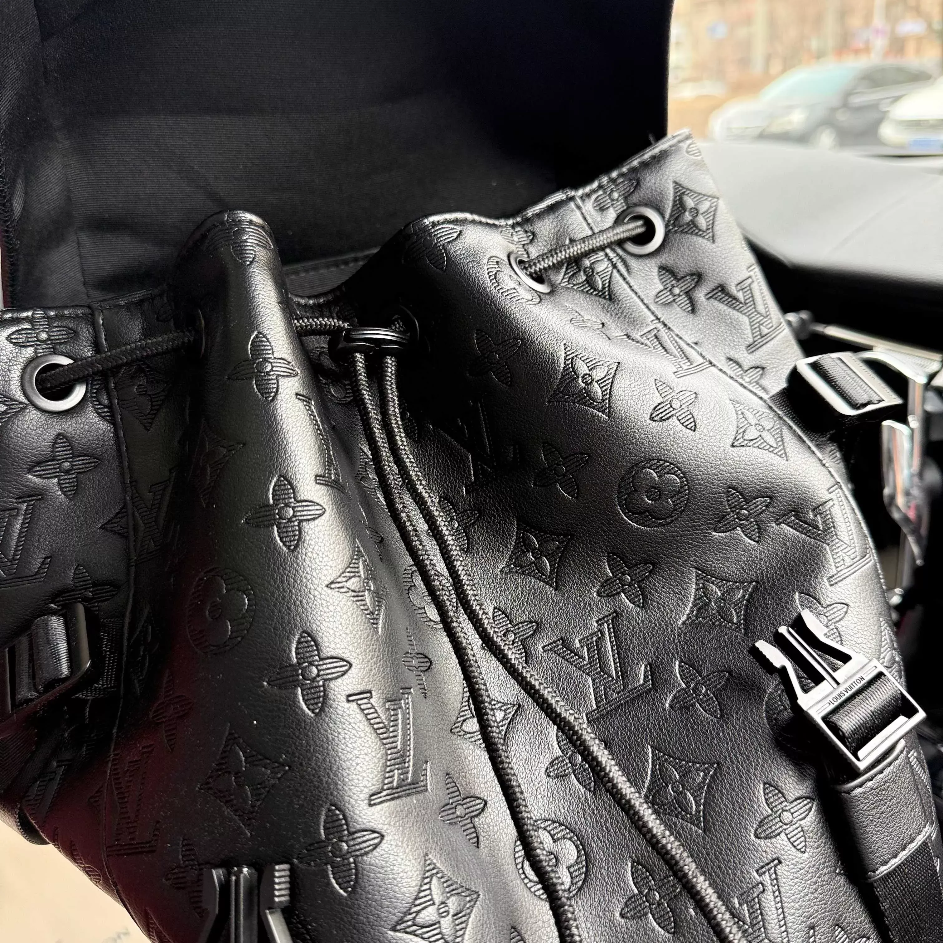 루이비통 엠보 가죽 블랙 백팩 상세 이미지 10