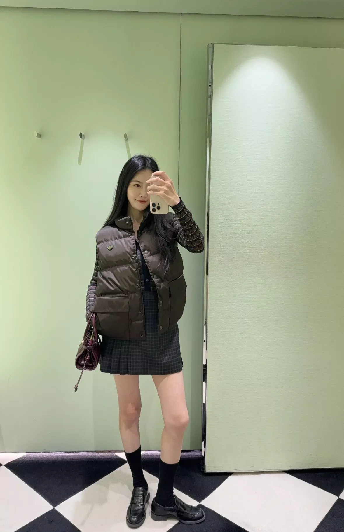 프라다 삼각 로고 버튼 여성용 패딩 조끼 상세 이미지 15