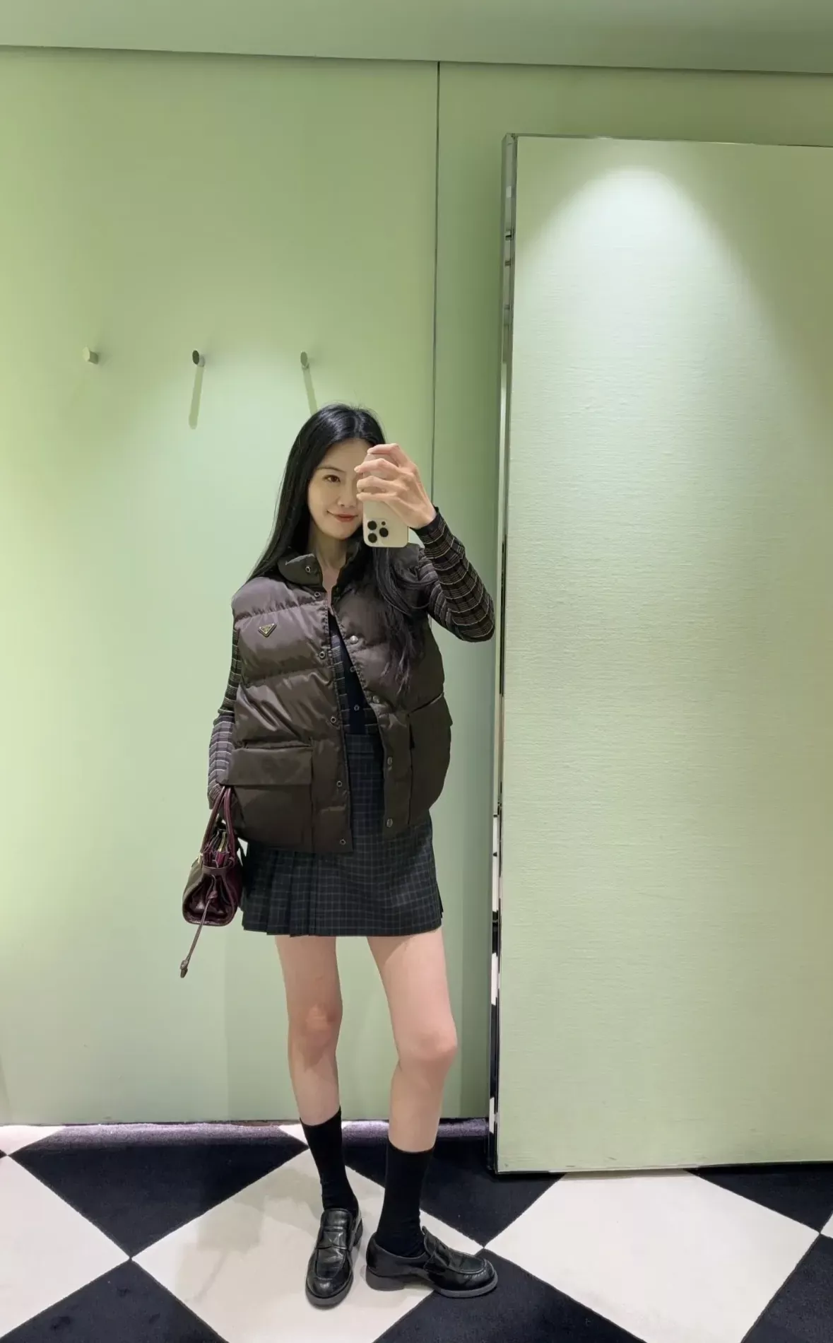 프라다 삼각 로고 버튼 여성용 패딩 조끼 상세 이미지 17