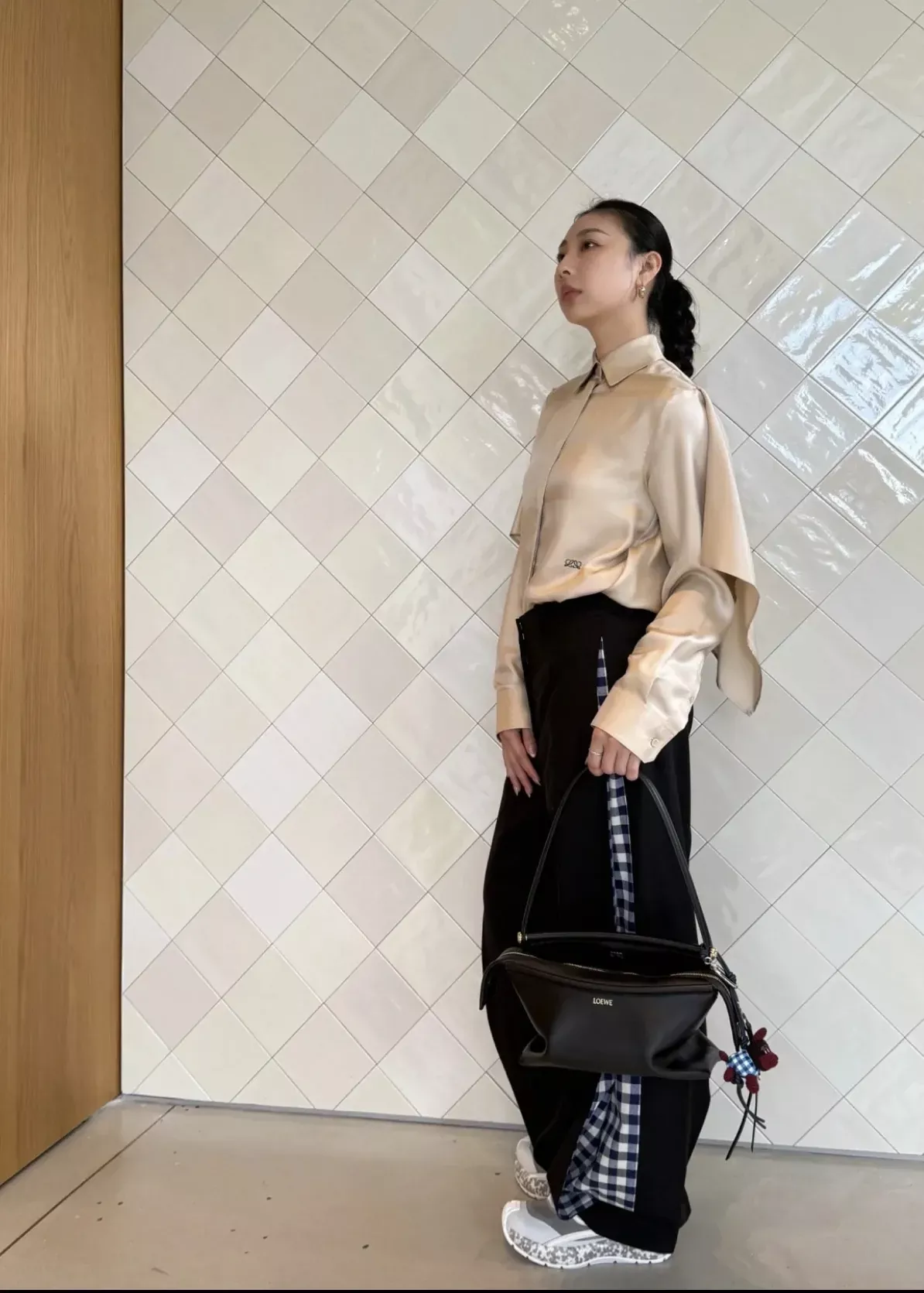 로에베 자수 로고 오픈칼라 여성용 긴소매 셔츠 상세 이미지 17