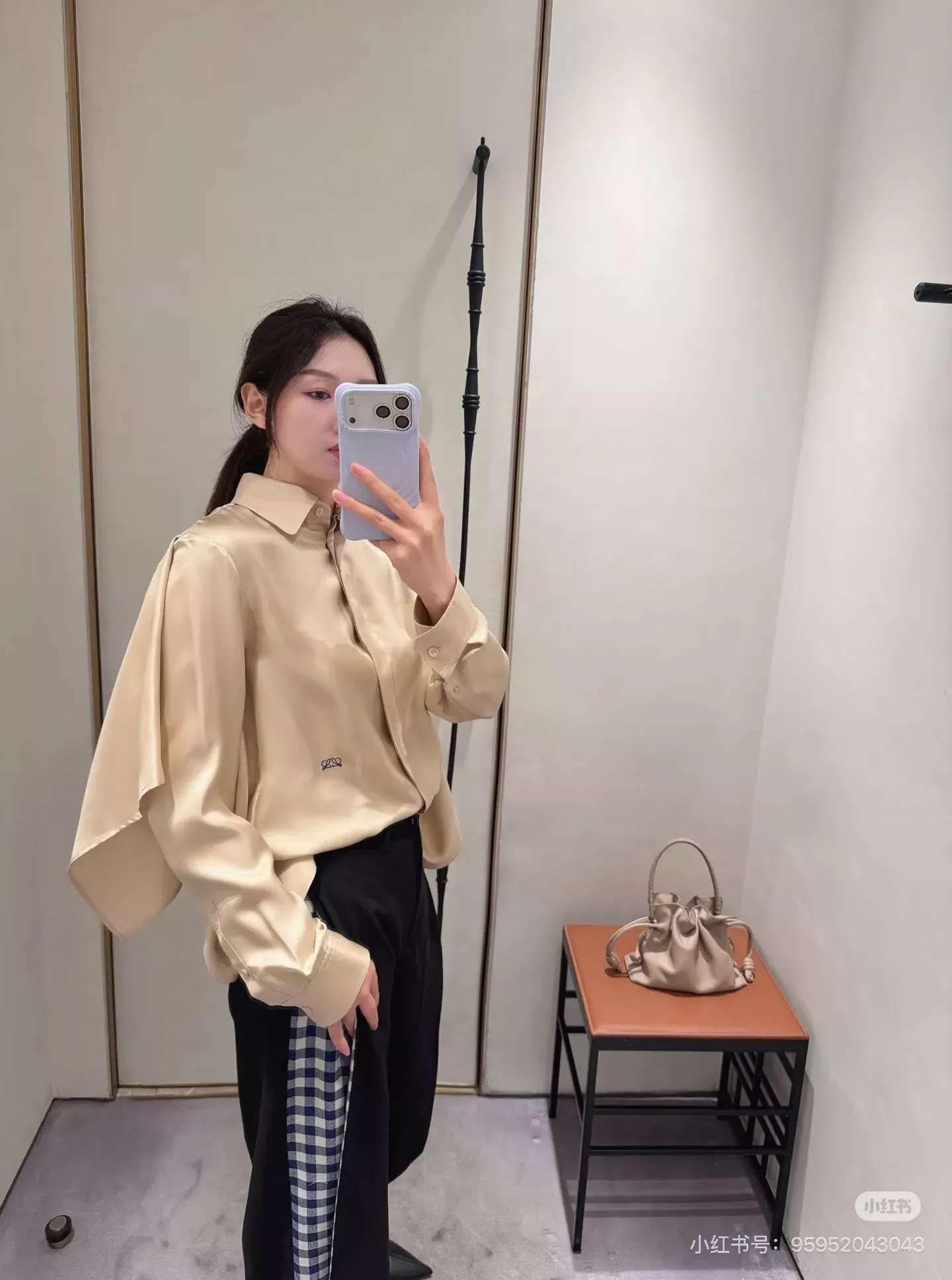 로에베 자수 로고 오픈칼라 여성용 긴소매 셔츠 상세 이미지 19