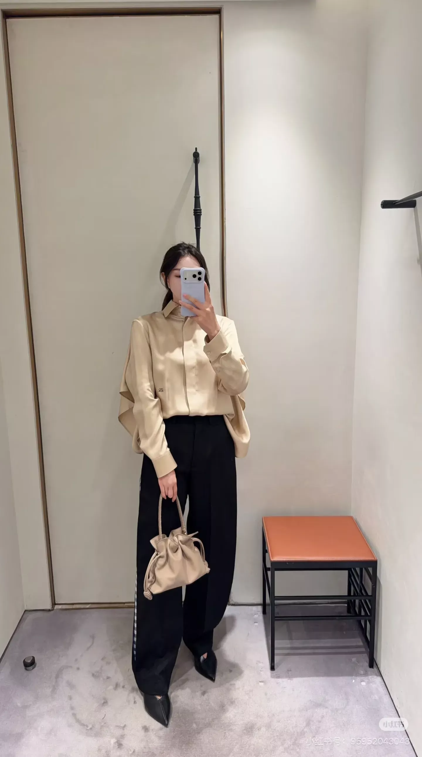 로에베 자수 로고 오픈칼라 여성용 긴소매 셔츠 상세 이미지 25