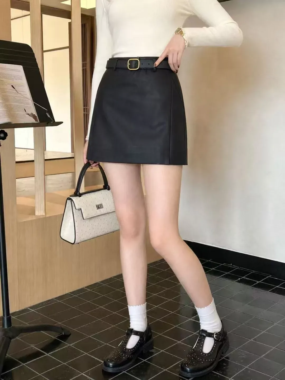 입생로랑 벨트 포인트 스커트 팬츠 여성용 가죽 팬츠 상세 이미지 28