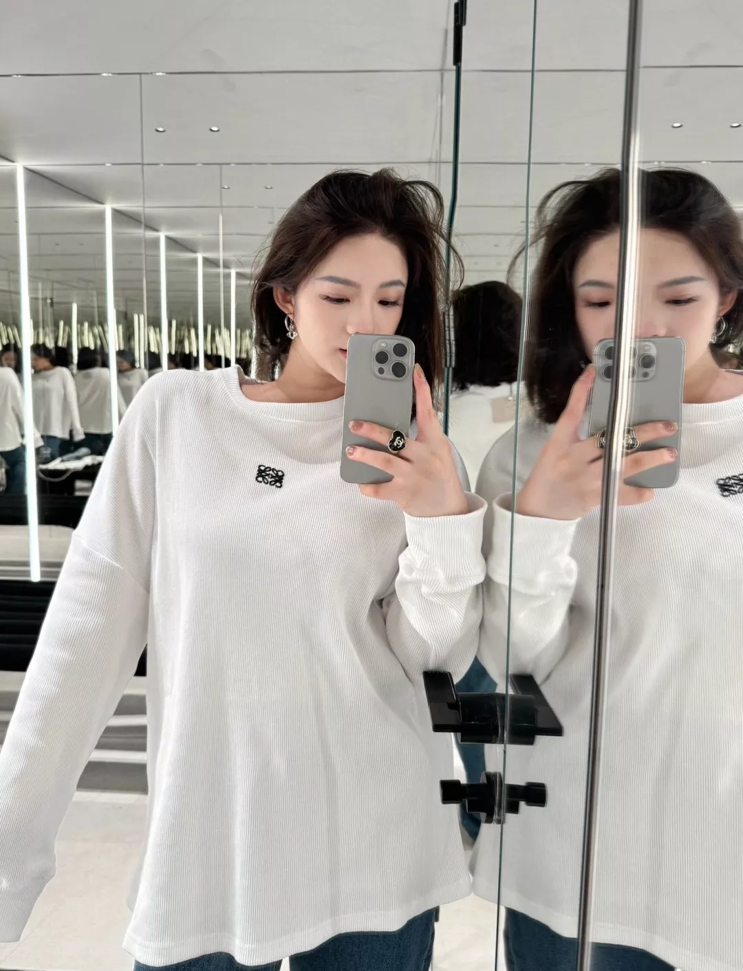 로에베 아나그램 자수 남녀공용 긴소매 티셔츠 상세 이미지 12