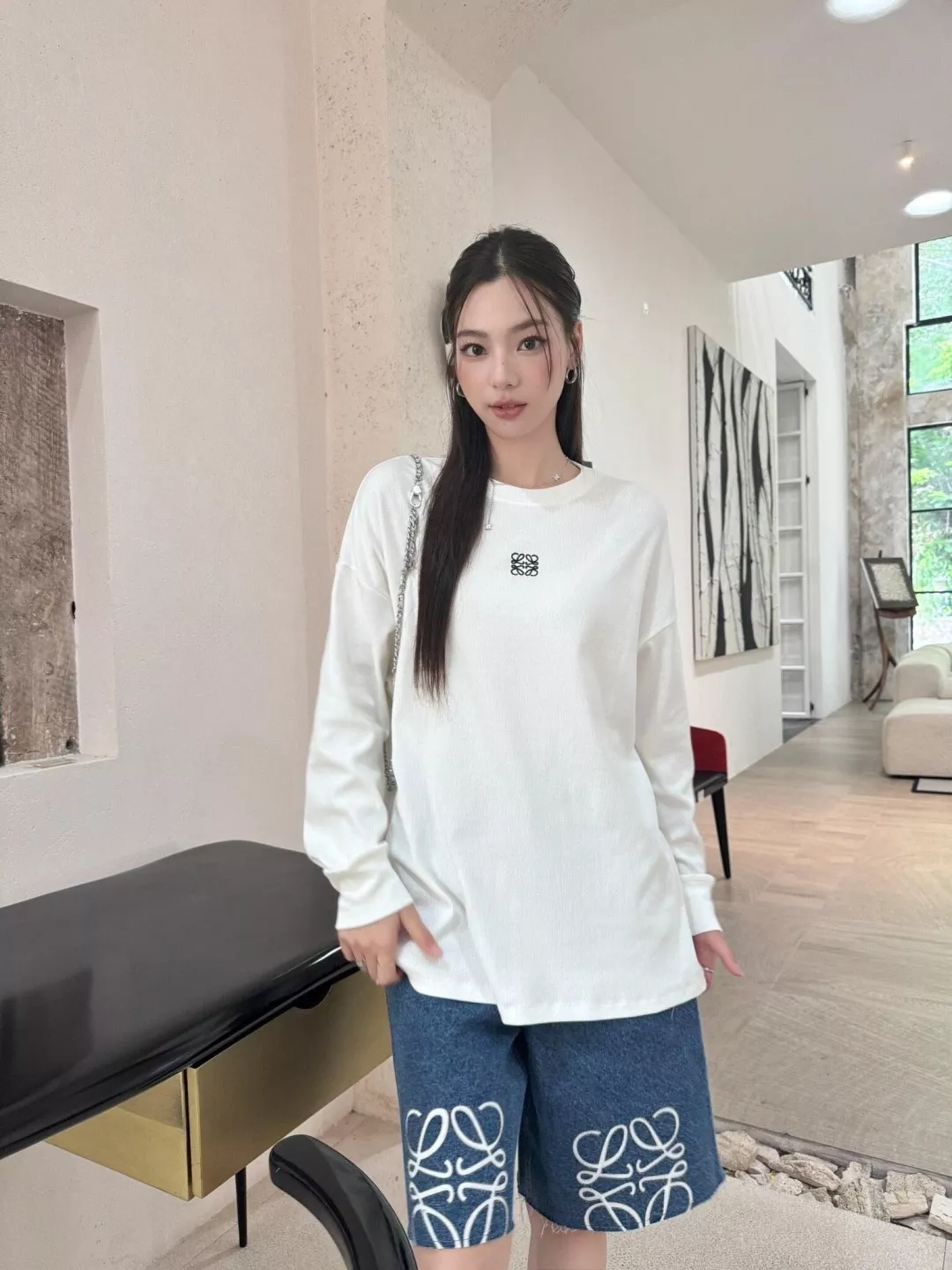 로에베 아나그램 자수 남녀공용 긴소매 티셔츠 상세 이미지 15