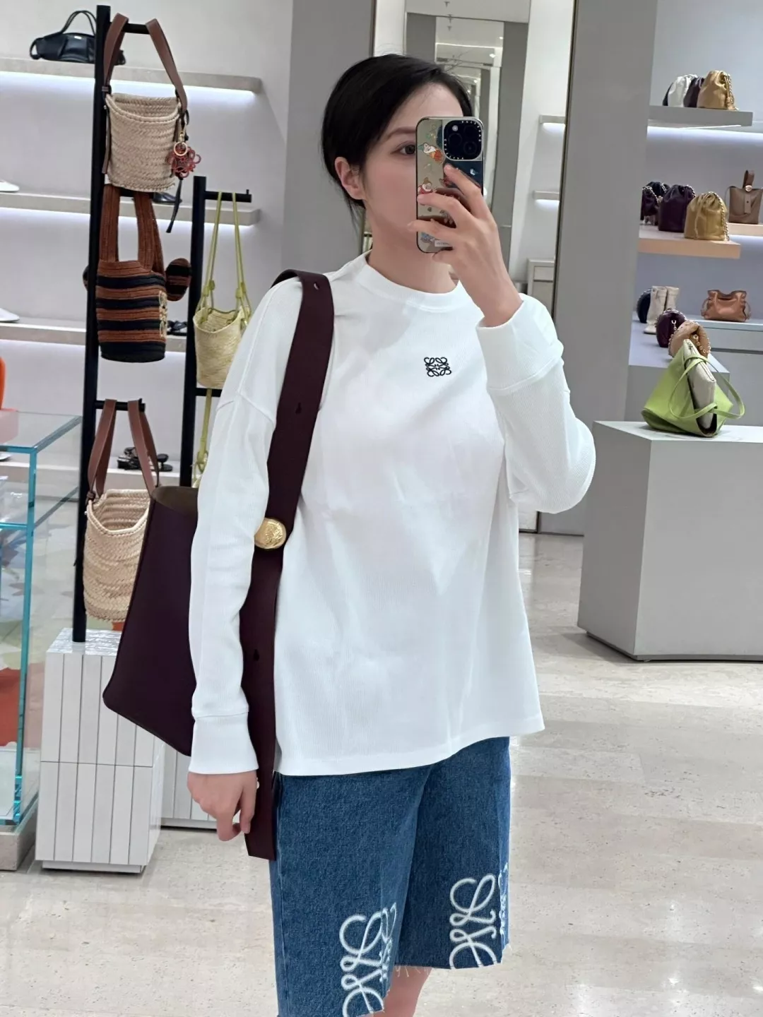 로에베 아나그램 자수 남녀공용 긴소매 티셔츠 상세 이미지 17
