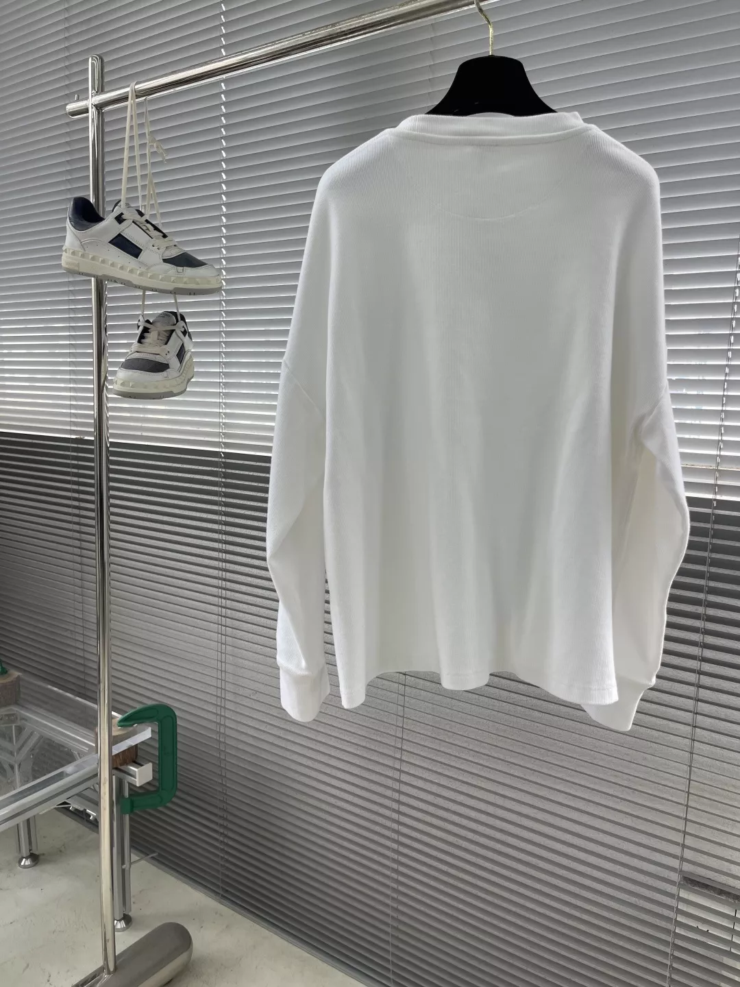 로에베 아나그램 자수 남녀공용 긴소매 티셔츠 상세 이미지 8