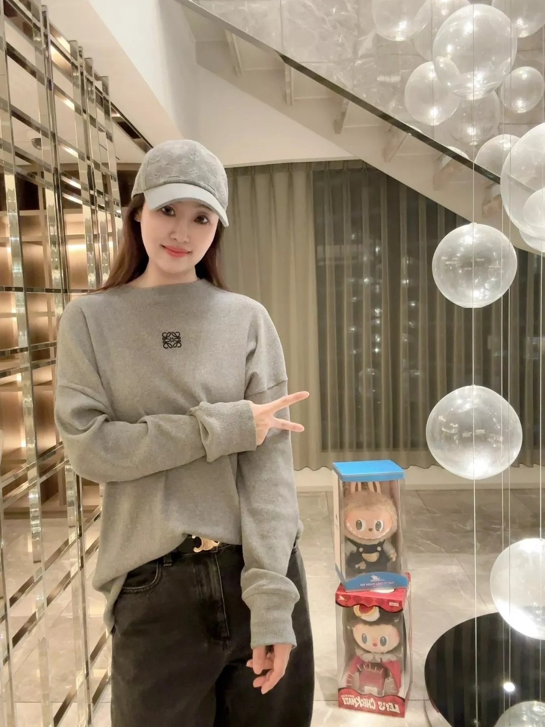 로에베 아나그램 자수 긴소매 남녀공용 긴소매 티셔츠 상세 이미지 12