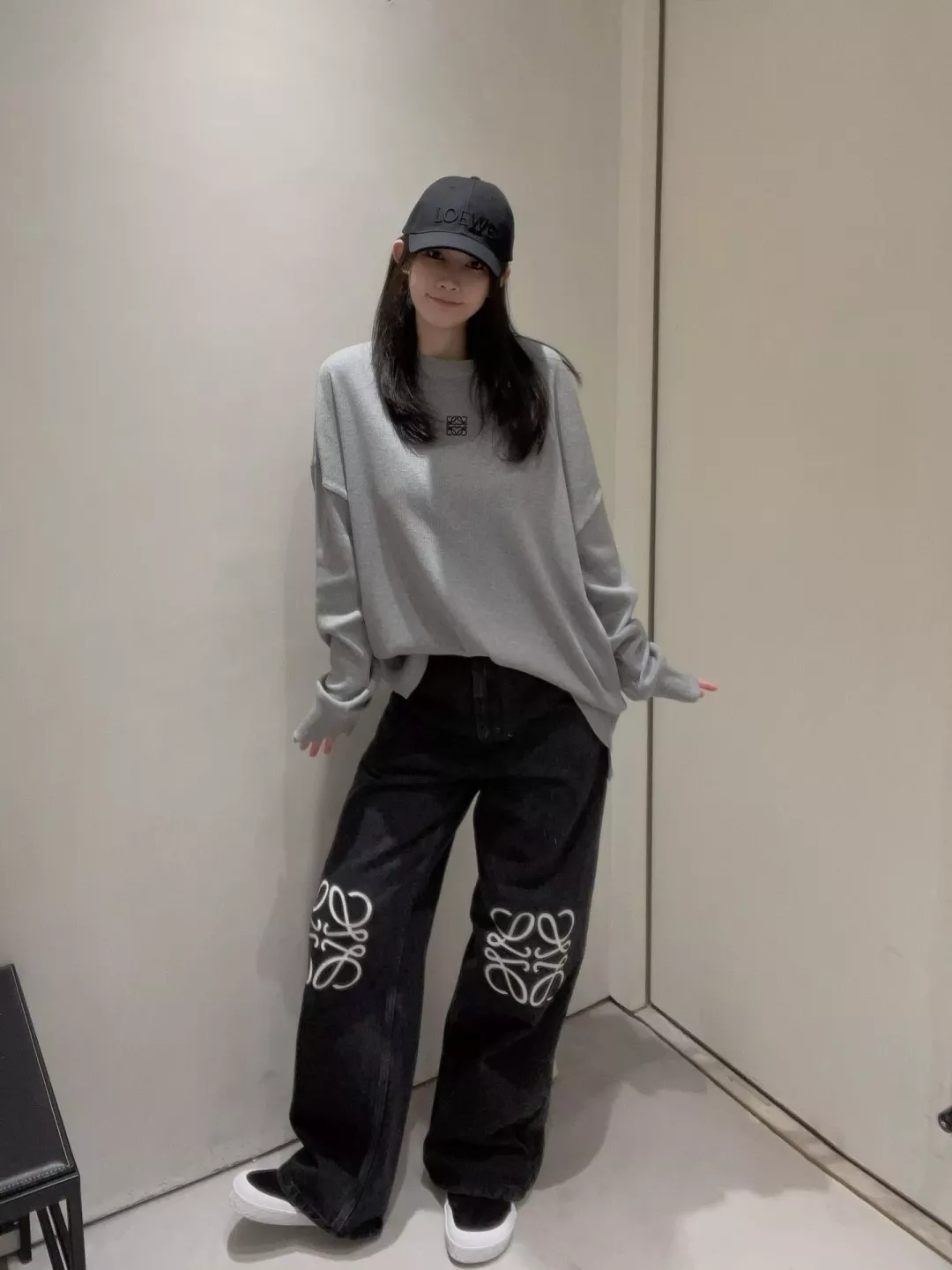 로에베 아나그램 자수 긴소매 남녀공용 긴소매 티셔츠 상세 이미지 13