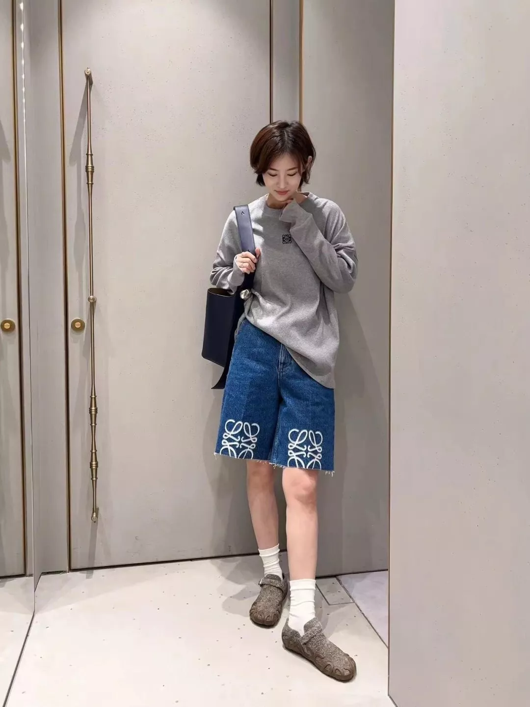 로에베 아나그램 자수 긴소매 남녀공용 긴소매 티셔츠 상세 이미지 14
