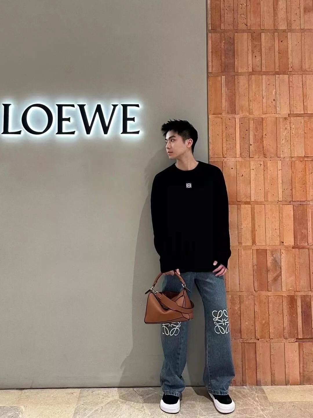 로에베 아나그램 자수 남녀공용 긴소매 티셔츠 상세 이미지 10