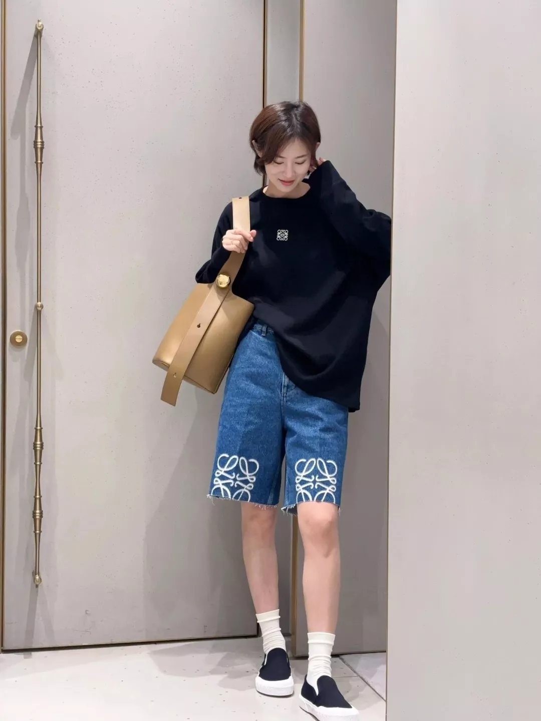 로에베 아나그램 자수 남녀공용 긴소매 티셔츠 상세 이미지 17