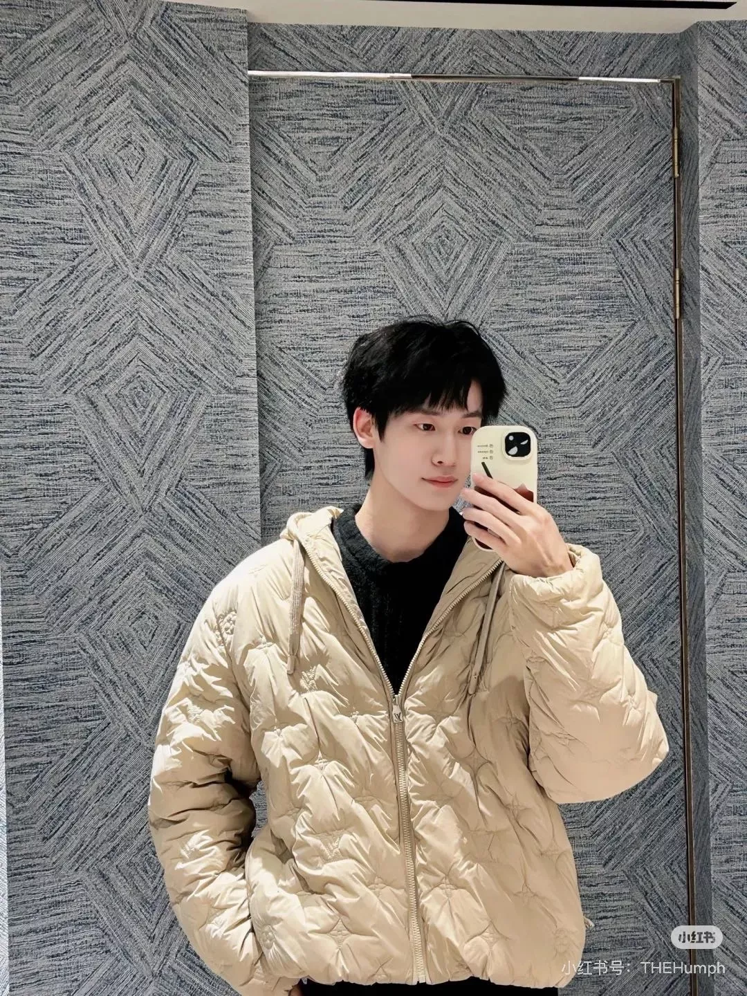 루이비통 모노그램 자수 후드 남녀공용 쇼트 패딩 상세 이미지 11