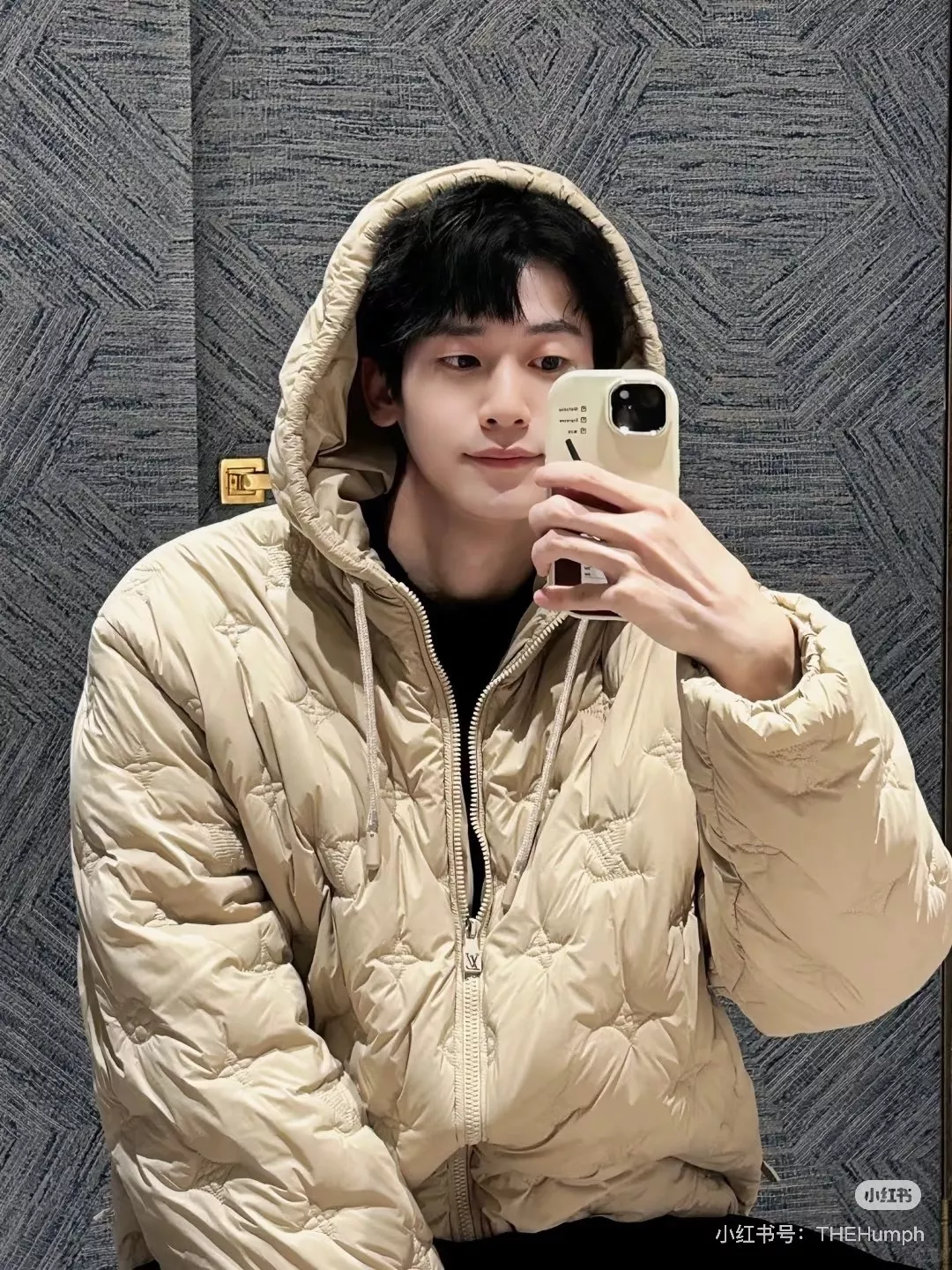 루이비통 모노그램 자수 후드 남녀공용 쇼트 패딩 상세 이미지 12