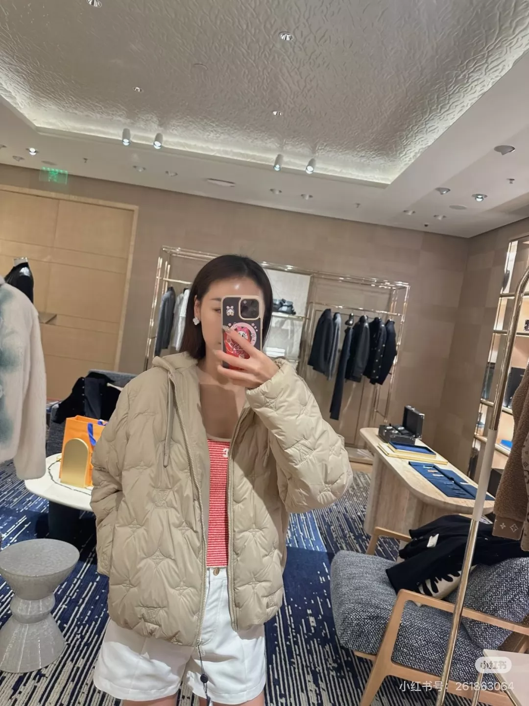 루이비통 모노그램 자수 후드 남녀공용 쇼트 패딩 상세 이미지 13