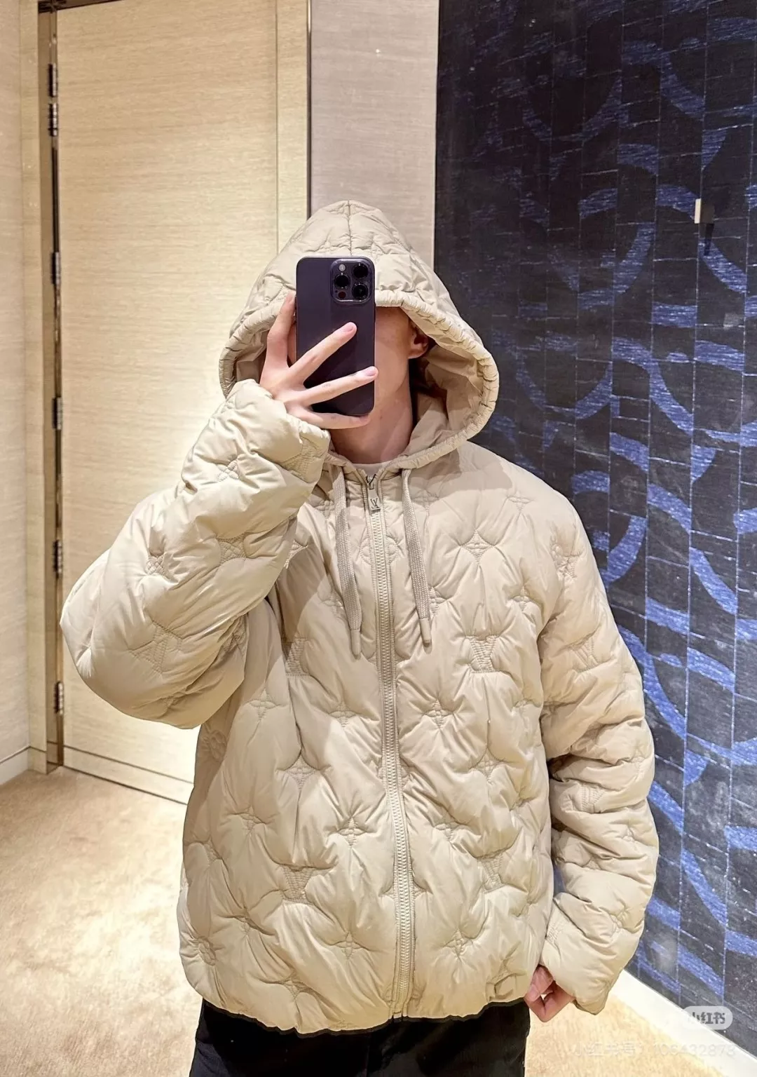 루이비통 모노그램 자수 후드 남녀공용 쇼트 패딩 상세 이미지 14