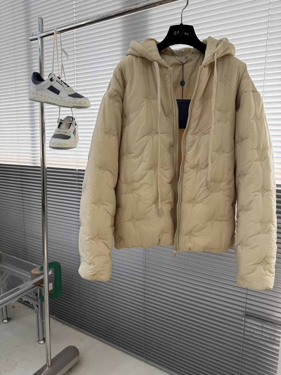 루이비통 모노그램 자수 후드 남녀공용 쇼트 패딩 상세 이미지 2